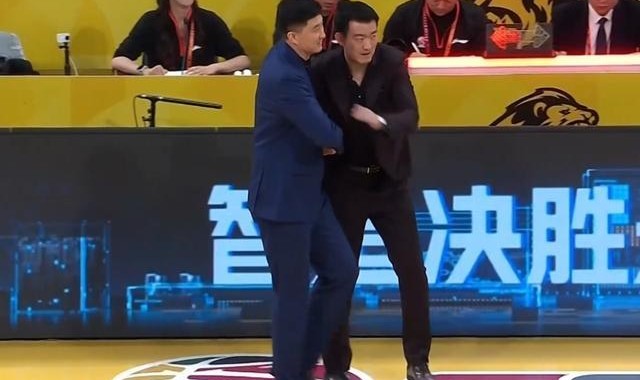 王博：广东两个外援打穿防守体系，我们还没到看名次对手打的时候